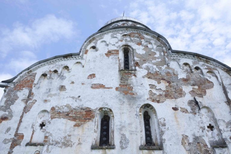 Церковь николы на липне. Церковь Великий Новгород Липне Церковь. Новгород храм остров Липно. Церковь Николы на речном острове Липно. Церковь Николы на Липне 1345 Новгород.